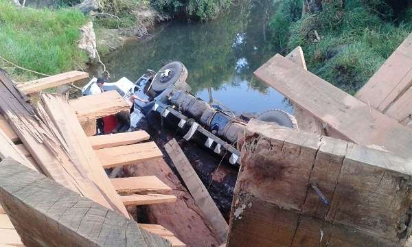 Caminhoneiro morre em queda de ponte em Juína