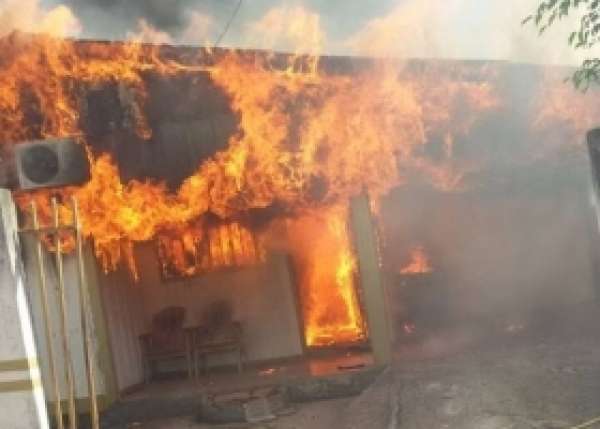 Incêndio destrói casa no módulo - 4 em Juína; Bombeiros atendia outra ocorrência