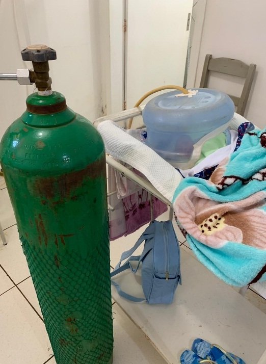Hospital em Colniza improvisa tenda de oxigênio com garrafão para salvar bebês prematuros