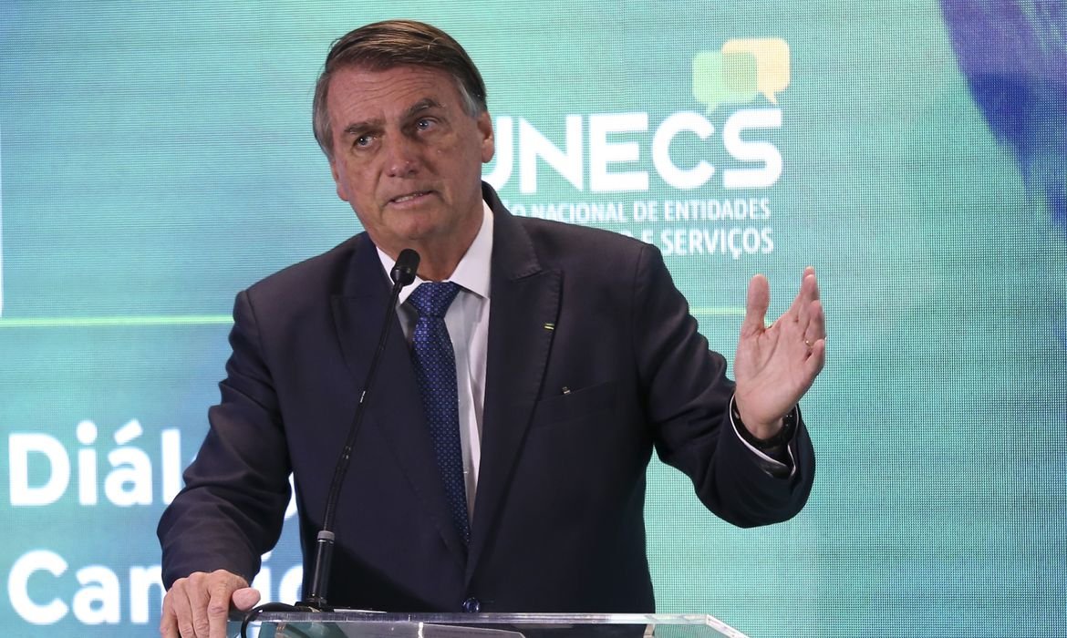 Bolsonaro diz que reajustará salário de servidores em 2023