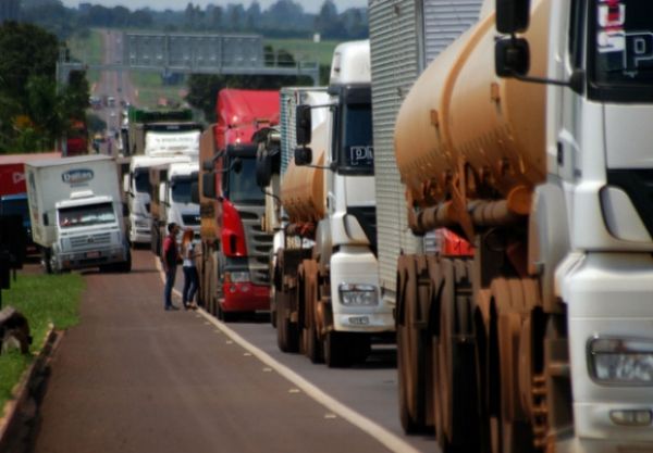 Sem acordo, caminhoneiros podem retomar greve