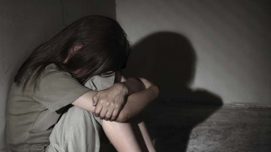 Mãe ouve choro e flagra marido estuprando filha em MT