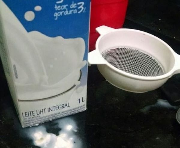 Criança passa mal após beber leite e mãe encontra gosma preta dentro da embalagem