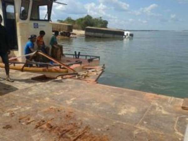 Balsa não suporta peso de carreta e afunda no Rio Xingu durante travessia