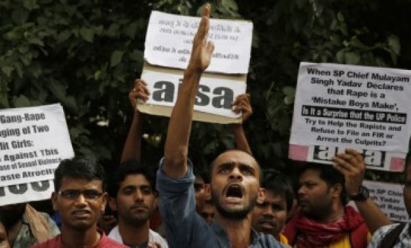 Estupro coletivo e enforcamento de adolescentes gera indignação na Índia