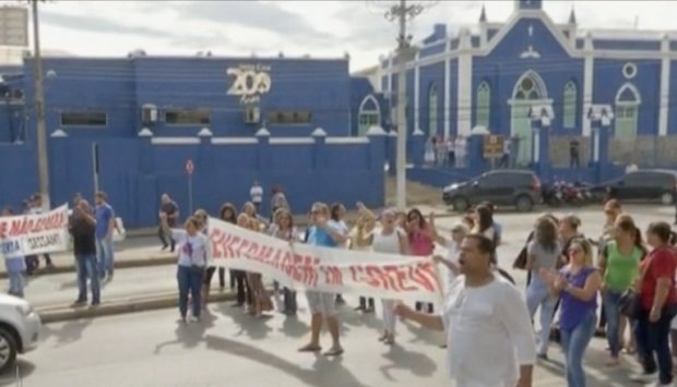 Funcionários da Santa Casa de Cuiabá protestam contra salários atrasados