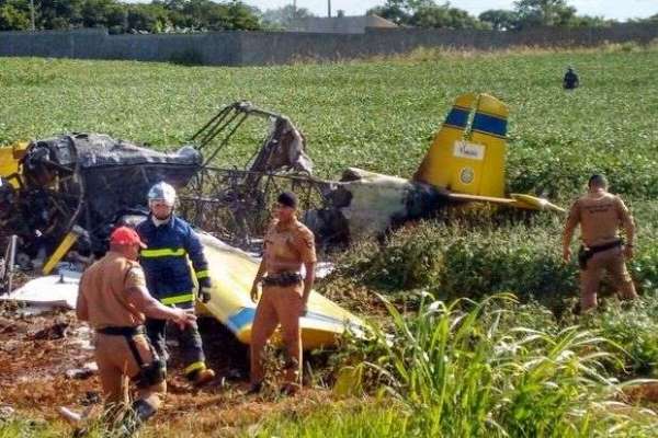 Avião cai sobre Kombi e causa mortes no distrito de Warta, em Londrina