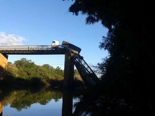 Ponte desaba e derruba carro e parte de caminhão em rio
