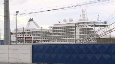 Navio com 609 pessoas é retido por Corona