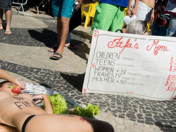 De topless, ativistas protestam no Rio contra turismo sexual na Copa