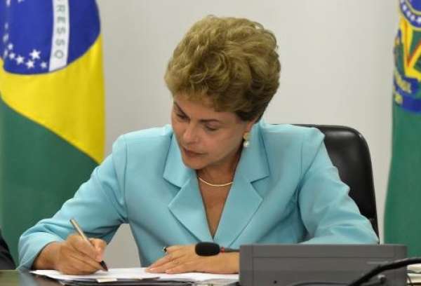 Dilma veta lei que estendia PEC da Bengala a todo o funcionalismo público