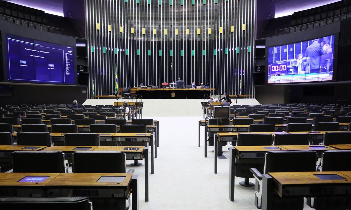 Câmara inicia sessão para votar projeto que suspende pagamento do Fies