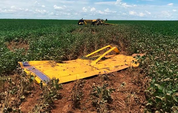 Avião agrícola cai em plantação de soja em MT