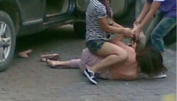 Mulher traída espanca amante do marido no meio da rua