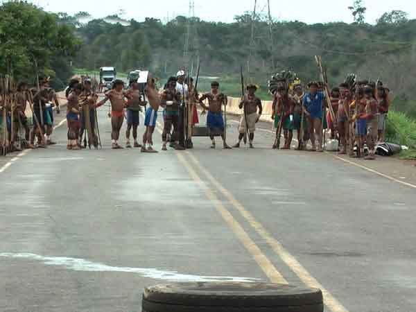 Indígenas bloqueiam BR-158 e cobram pedágio entre Água Boa e nova Xavantina