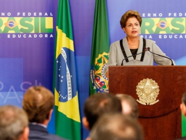'Valeu a pena lutar por democracia', afirma Dilma após manifestações