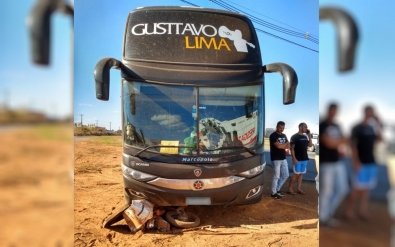 Ônibus da equipe de Gusttavo Lima se envolve em acidente