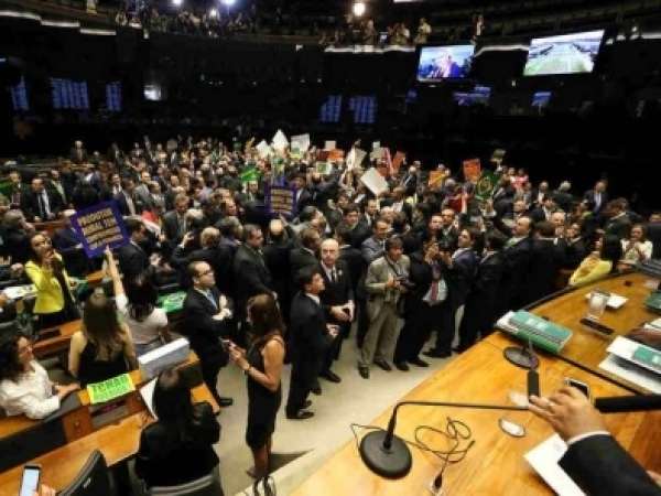 Seis deputados de MT votam pelo impeachment de Dilma; dois são contra