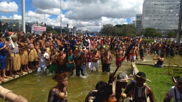 Indígenas fecham parte da Esplanada dos Ministérios em protesto do Acampamento Terra Livre