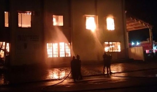 Fábrica de portas e janelas é destruída por incêndio em Lucas do Rio Verde