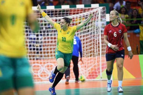 Handebol feminino do Brasil estreia com vitória sobre a campeã olímpica Noruega