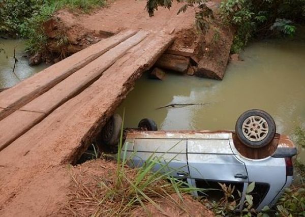 Carro cai em ponte na estrada que liga Aripuanã ao distrito Conselvan