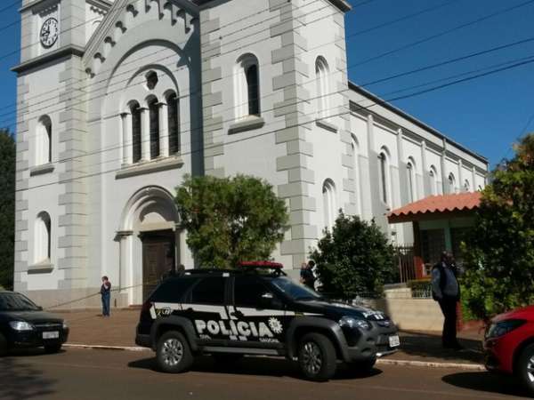 Homem atira na mulher e mata padre dentro de igreja em Tapera, no RS
