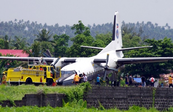 Avião da Força Aérea filipina 'mergulha' na pista de aeroporto