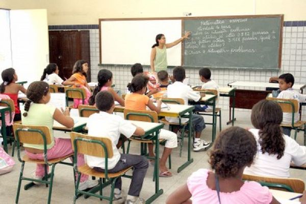 Em Colniza Secretaria de Educação recebe mais de 500 carteiras e cadeiras para as escolas