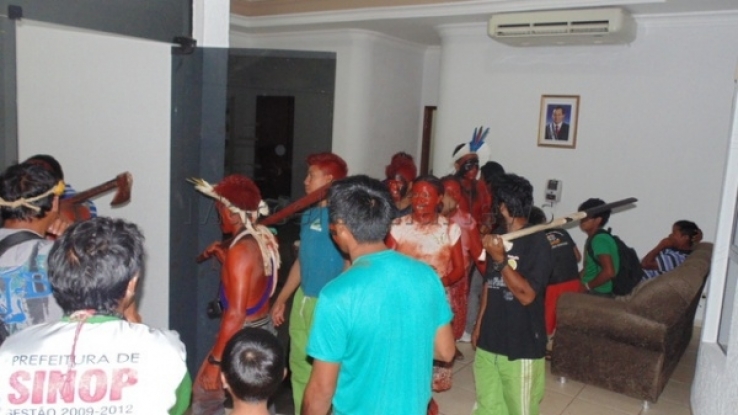 Preparados para guerra, índios Kayabi invadem prefeitura de Marcelândia 