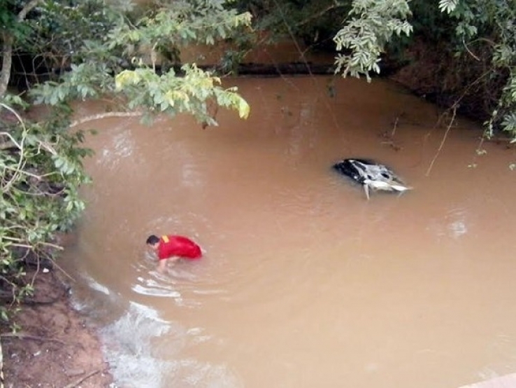 Carro cai em rio e quatro colegas de trabalho morrem afogados em MT