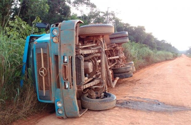 Caminhão carregado de madeira tomba em estrada do Assentamento Ena