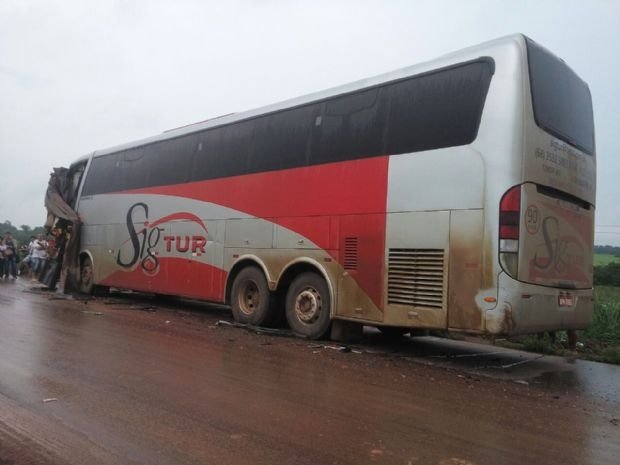 Colisão entre ônibus e carreta na BR- 163 deixa cinco pessoas feridas
