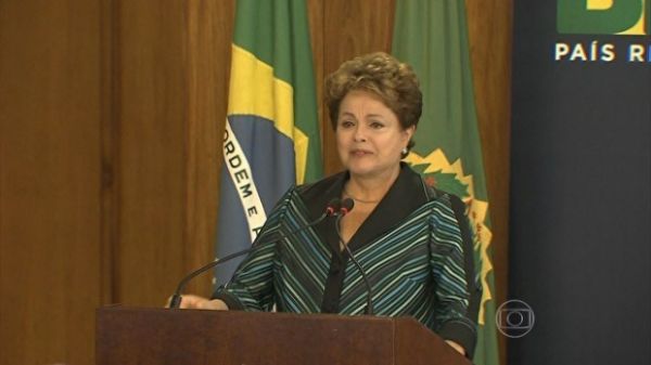 Dilma chora ao receber relatório final da Comissão da Verdade