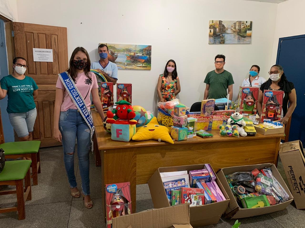 MISS COLNIZA TEEN 2020 ENTREGA ALIMENTOS E MATERIAIS PEDAGOGÓGICOS ARRECADADOS NO PROJETO “BELEZA DO BEM”