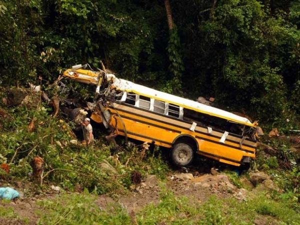 Acidente de ônibus deixa 14 mortos e 42 feridos