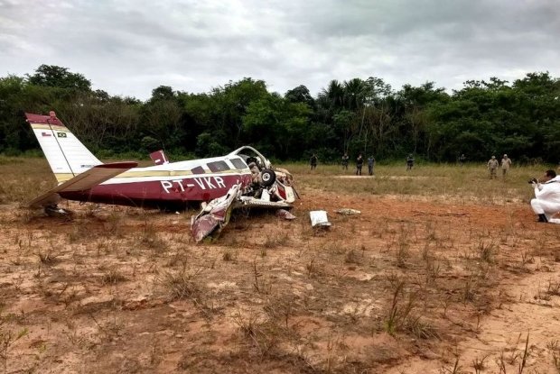 Avião de pequeno porte cai e mata três pessoas