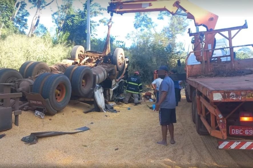 Motorista morre prensado em cabine após carreta tombar na Serra de Tapirapuã