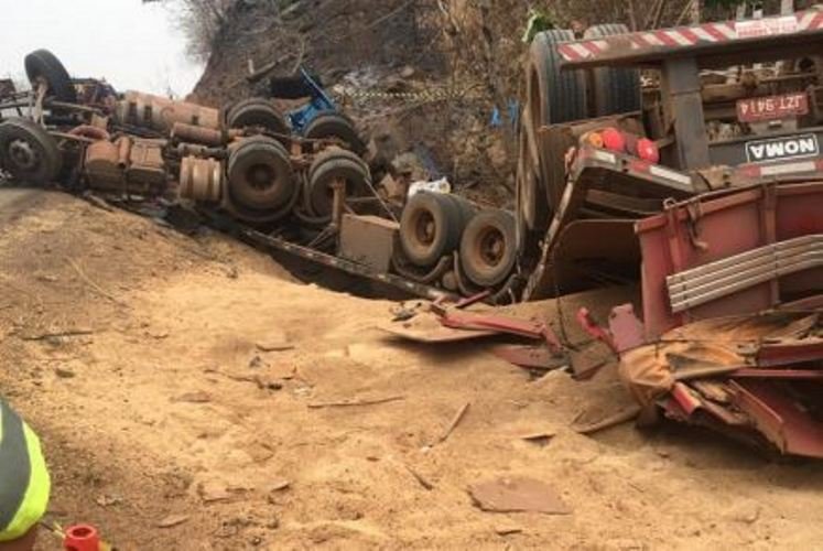 Motorista de carreta morre prensado após veículo tombar na pista