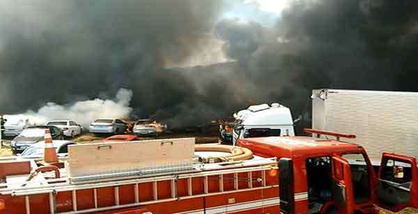 Incêndio destrói cerca de 150 carros no pátio da Receita Federal, em Goiás