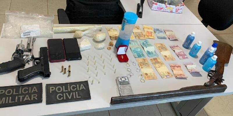 Casal é preso em flagrante com armas, drogas e dinheiro em Colniza