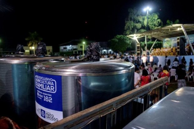 Governador entrega resfriadores de leite para produtores de assentamento em Castanheira