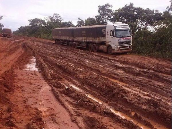 Caminhões ficam atolados em rodovia de Mato Grosso após chuvas