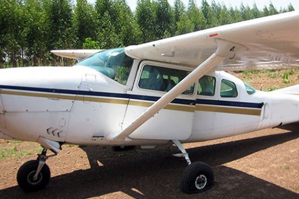 Criminosos roubam aeronave e piloto é abandonado em milharal