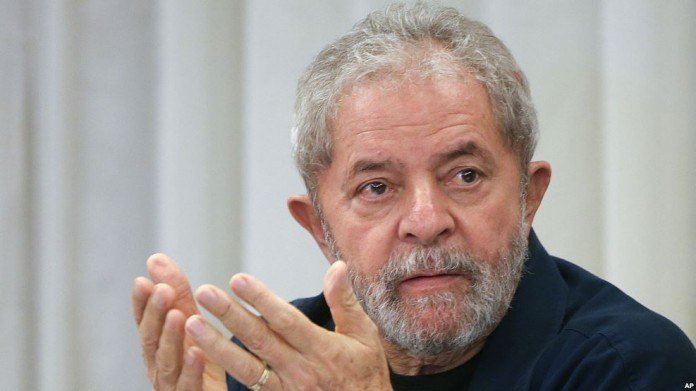 Juiz retira benefícios do ex-presidente Lula, preso em Curitiba