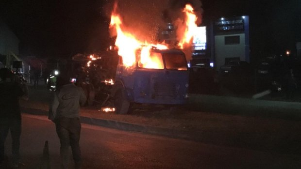 Caminhão é incendiado durante protesto feito pelos caminhoneiros