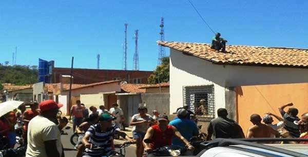 Após esfaquear vítima, homem sobe em telhado para escapar de linchamento