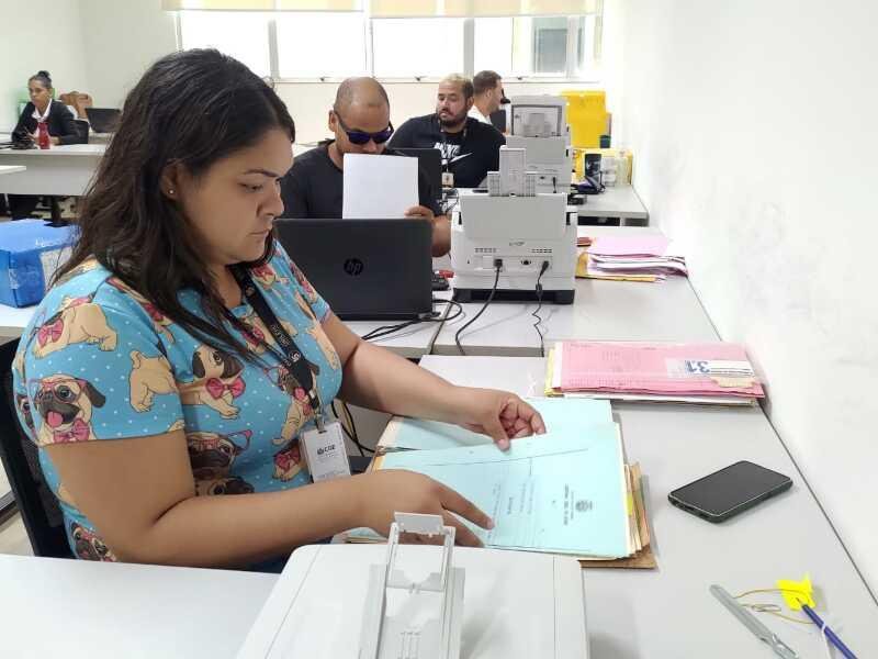 Pessoas surdas são contratadas pelo Estado para atuar na digitalização de documentos