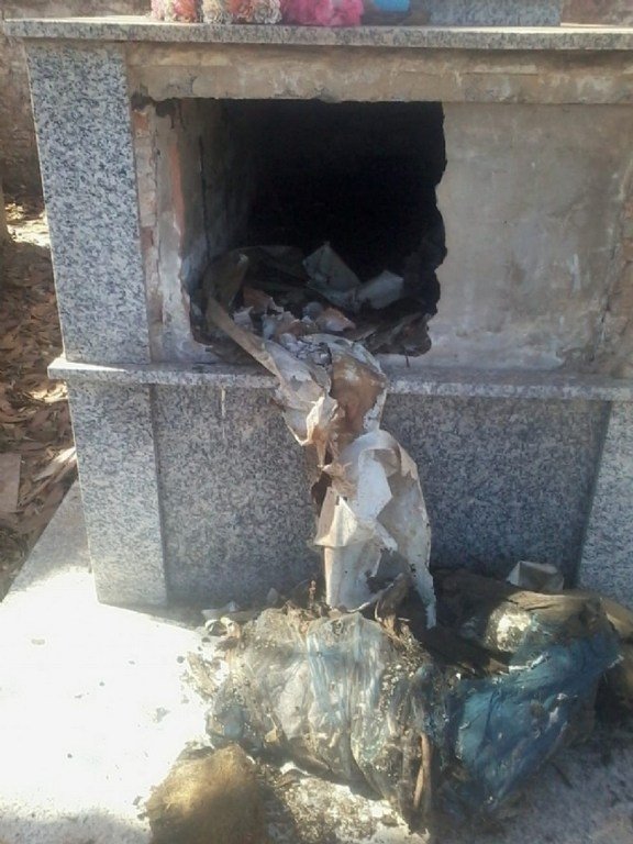 Criminosos invadem cemitério durante a noite, violam túmulos e roubam ossadas em MT