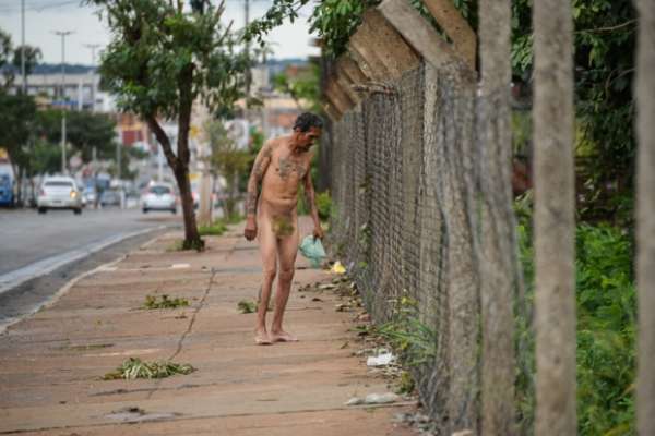 Homem é abordado caminhando pelado em avenida de Cuiabá